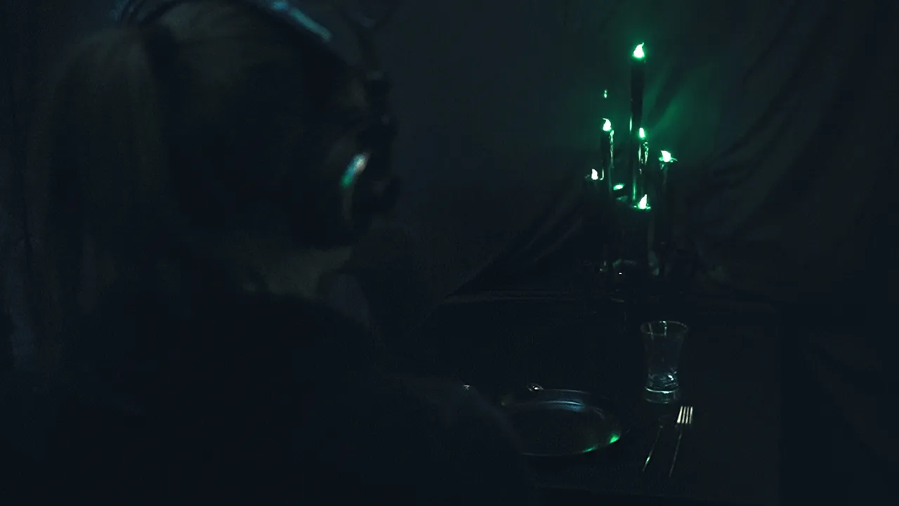 Room1 - Decadency: participants passively witness the journey from the initial inner voice emergence to disempowerment, evoking overstimulation, and longing for silence.