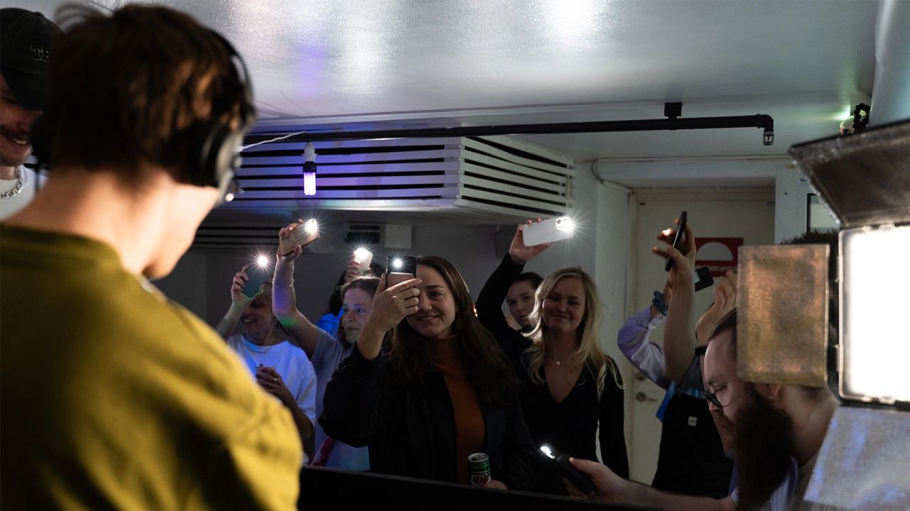 Body temperature and heart rate tracking during performance. Physical data is used to analyse how DJs react under pressure.s or boost confidence during sets.