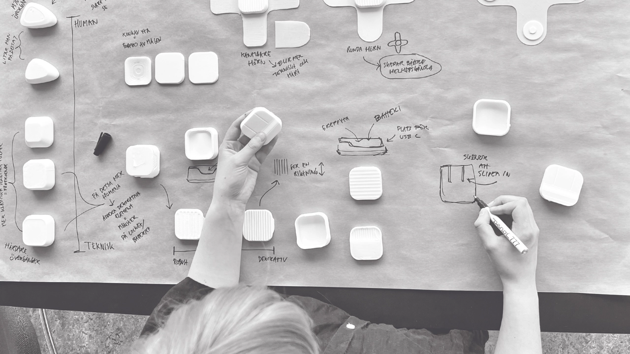 Prototyping in real scale throughout the project to evaluate ergonomics and usability.