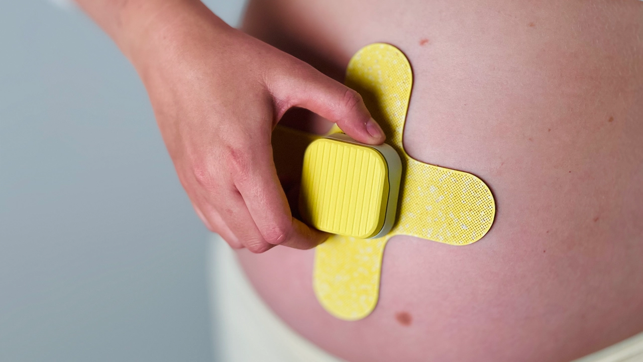 Interaction with the button located on top of the product.