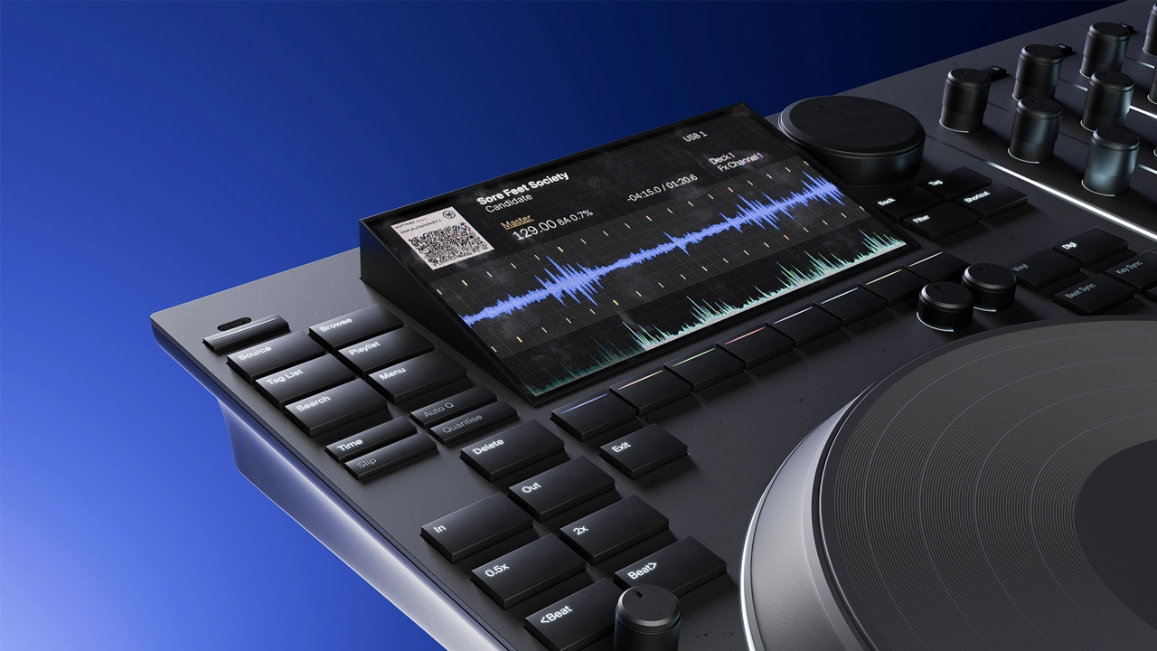 Close-up of waveform screen and button layout. Visual feedback and intuitive controls support learning.
