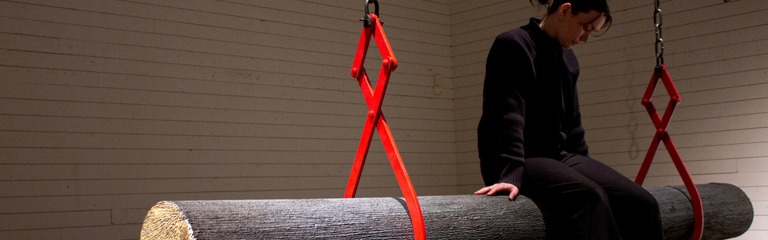 Kvinna sitter på en stock