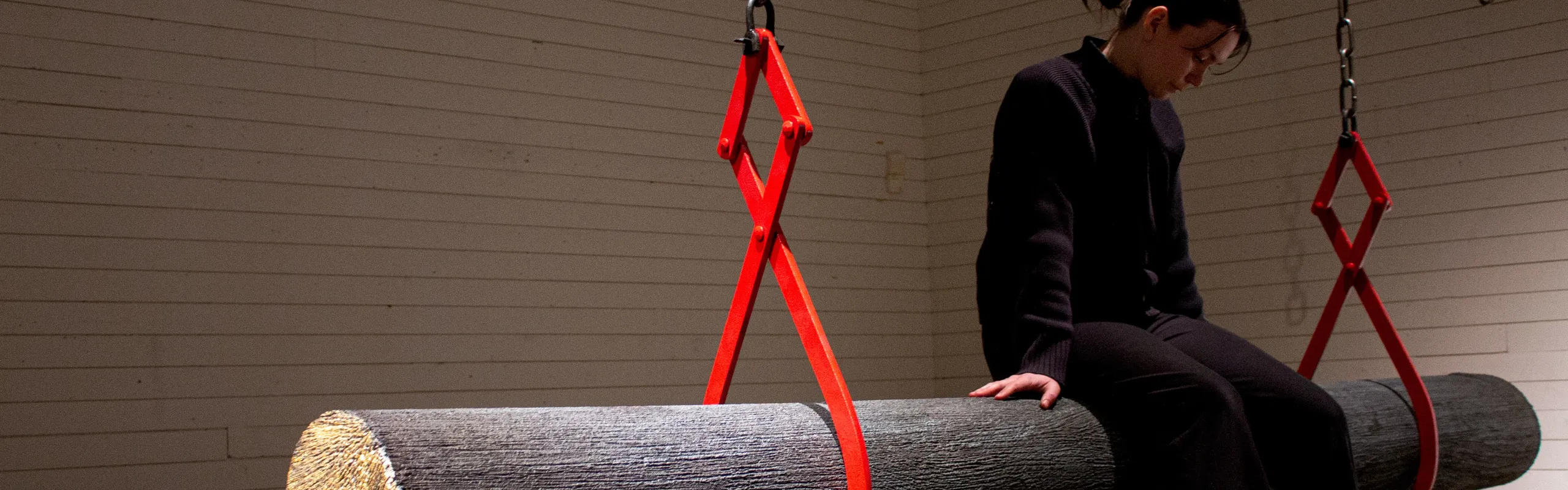 Kvinna sitter på en stock