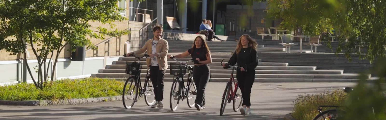 Tre studenter vid dammen