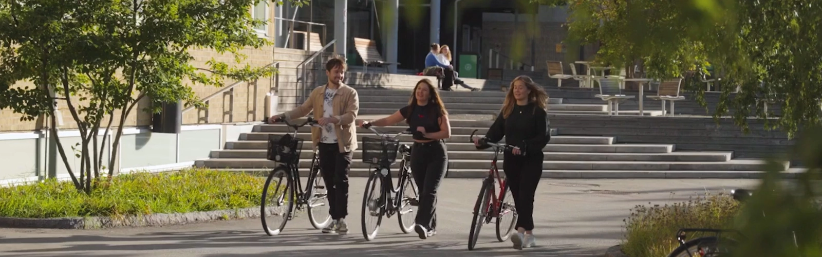 Tre studenter vid dammen