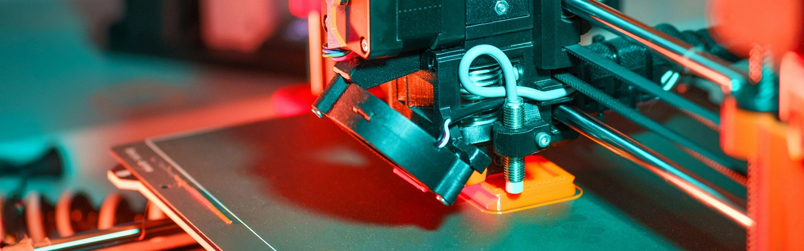 En närbild av en 3D-skrivare som arbetar med något.