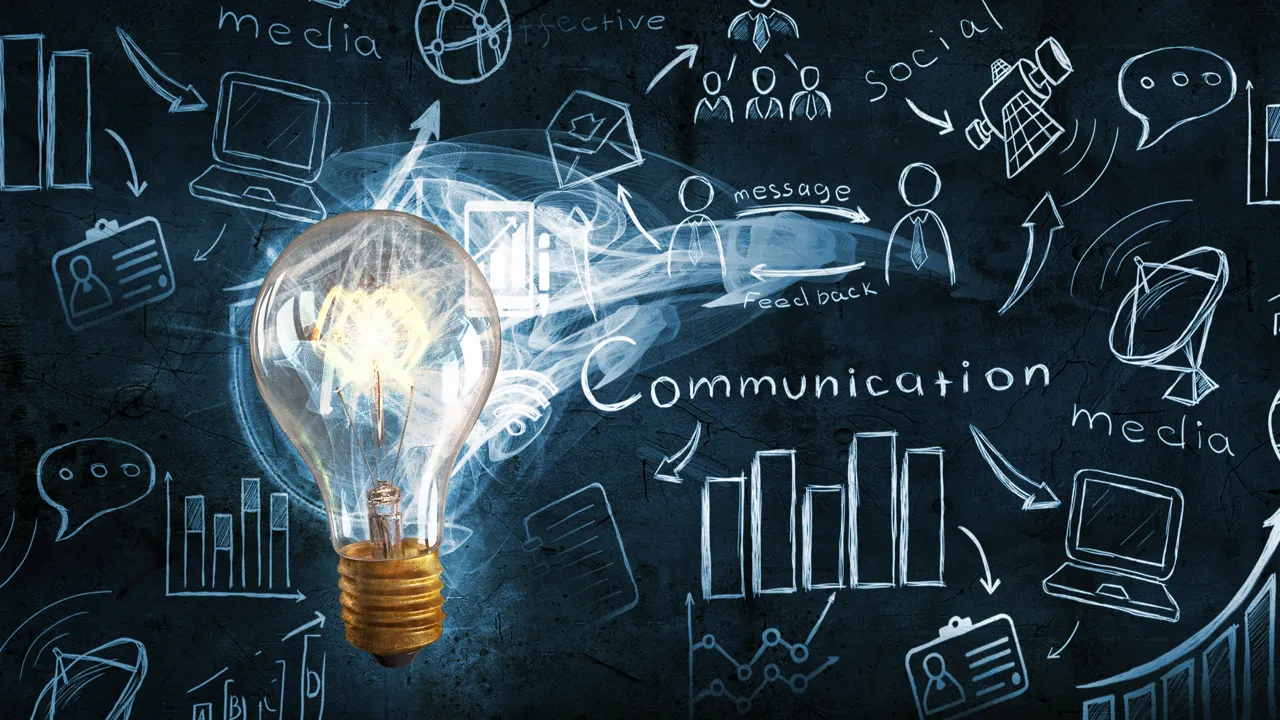 Glödlampa framför griffeltavla fylld av olika kommunikationsvägar.