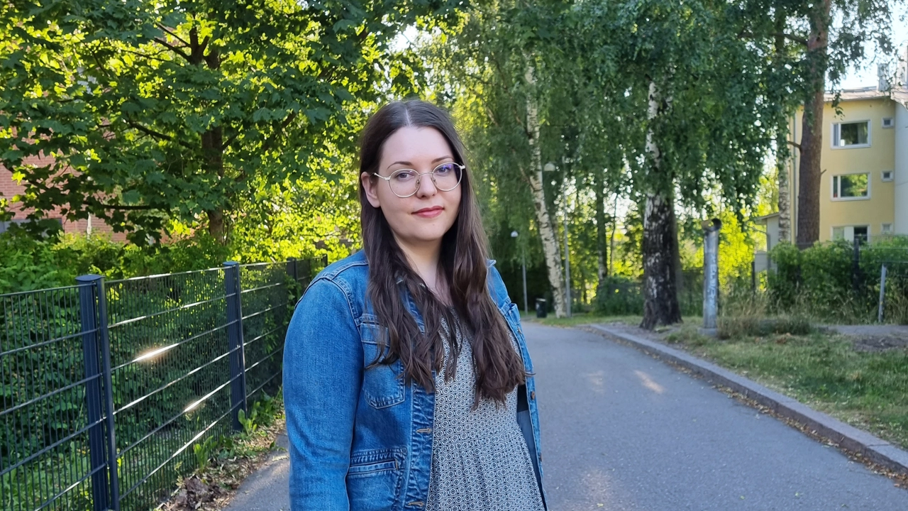 Porträttbild på Sandra Norrman utomhus