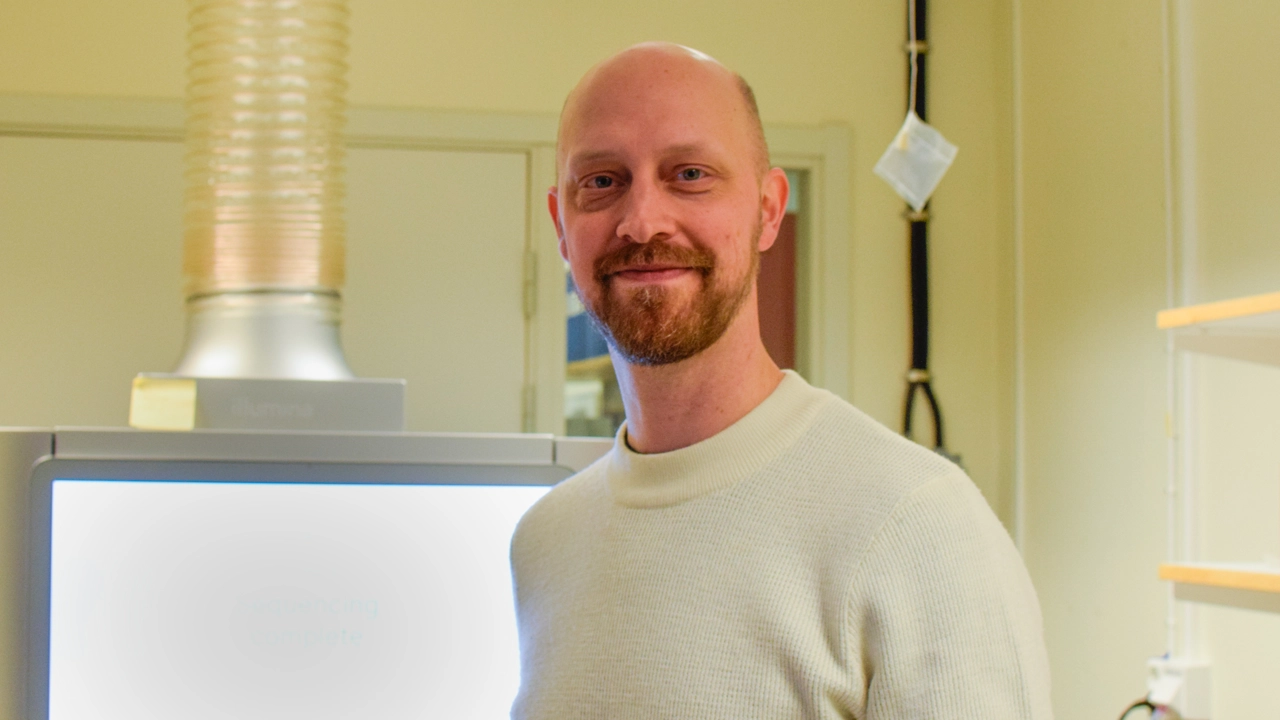 Bild på Andreas Resar i laboratoriemiljö