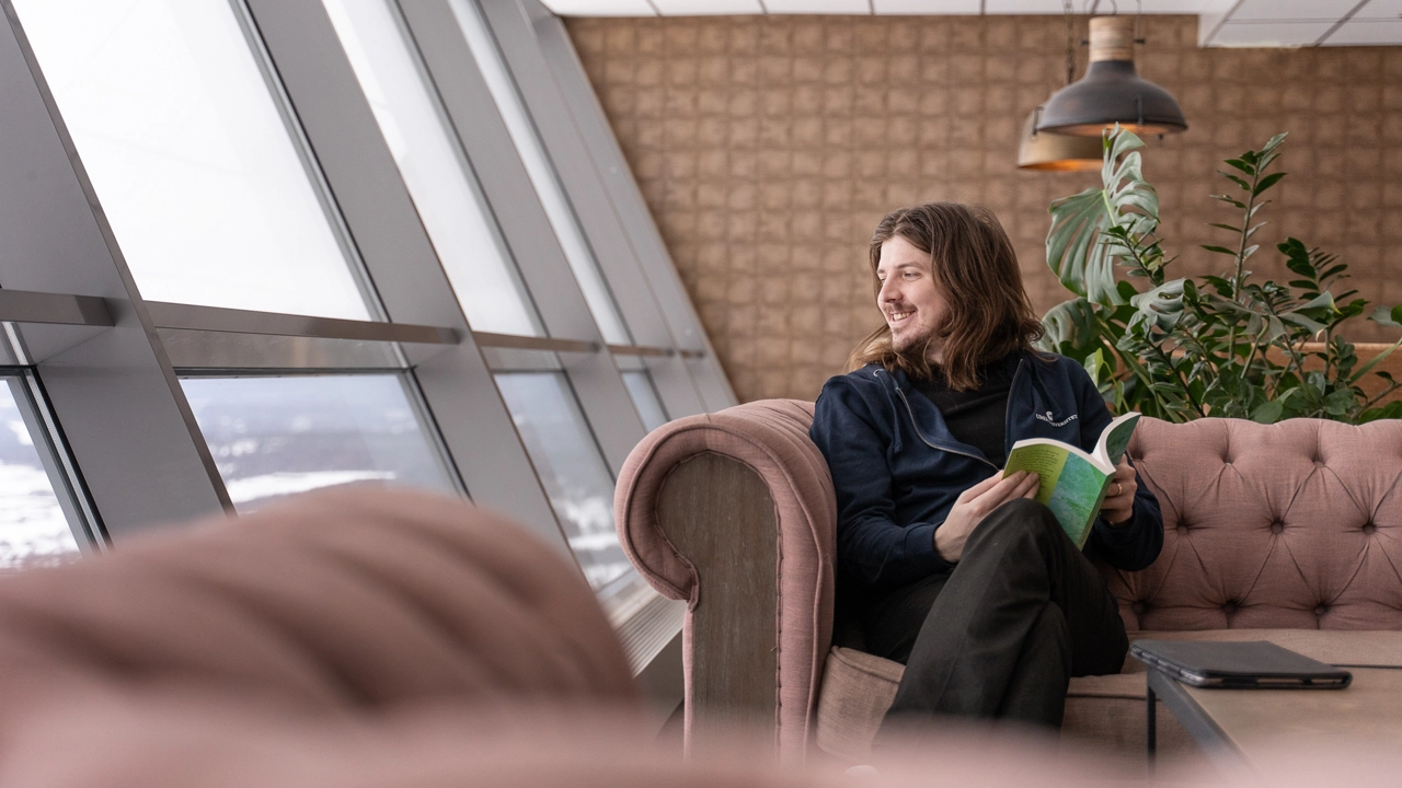 Anton läser till sjuksköterska på distans