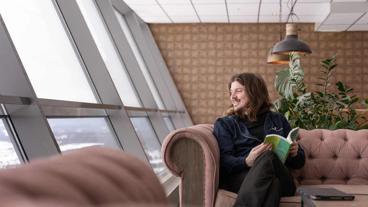 Anton pluggar på distans till socionom.