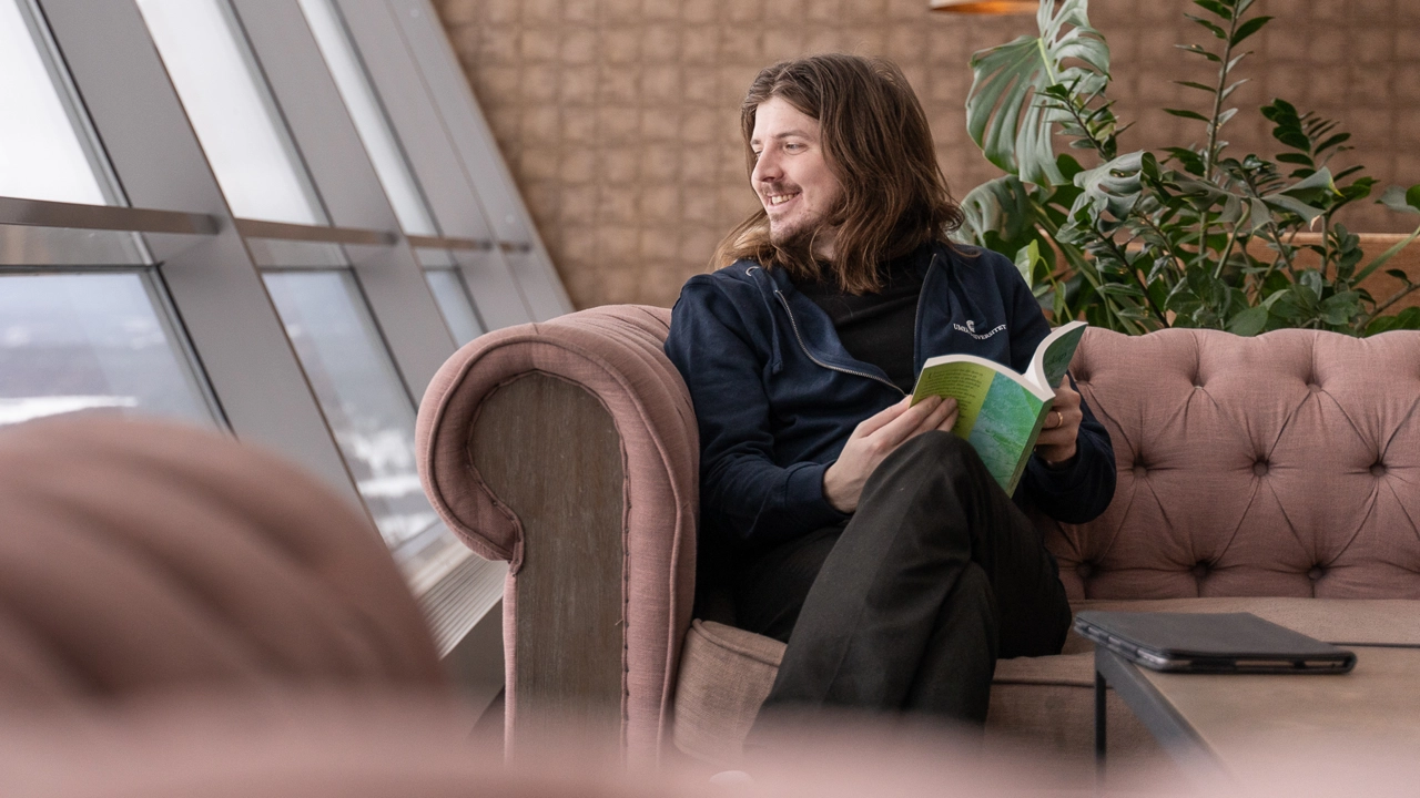 Anton pluggar på distans till socionom.