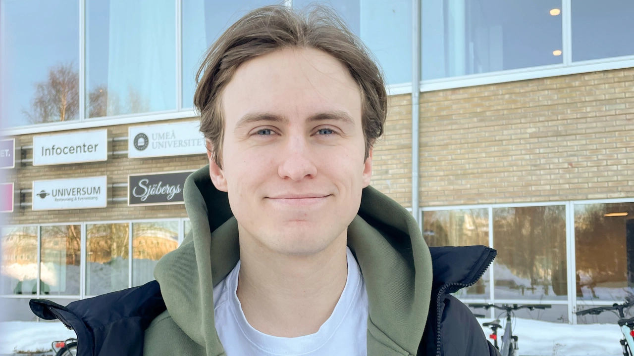 Porträttfoto på Anton Tjulin, Universumhuset i bakgrunden.