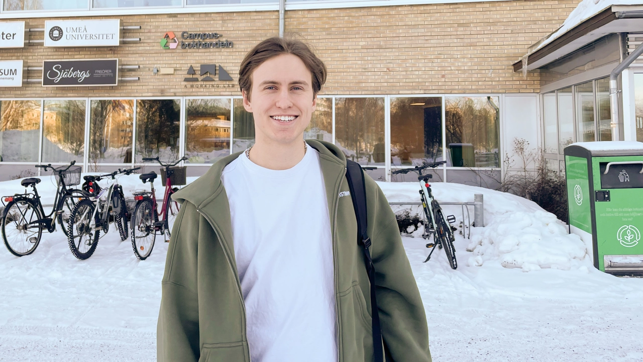 Bild på Anton Tjulin utomhus, i bakgrunden Universumhuset och parkerade cyklar.
