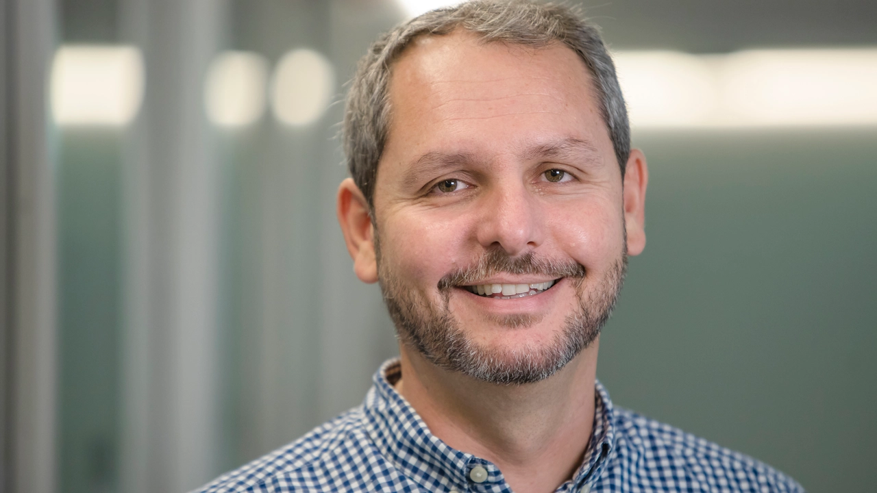 Porträtt på Apostolos Theos, Anknuten som universitetsadjunkt vid Institutionen för samhällsmedicin och rehabilitering, Umeå universitet.