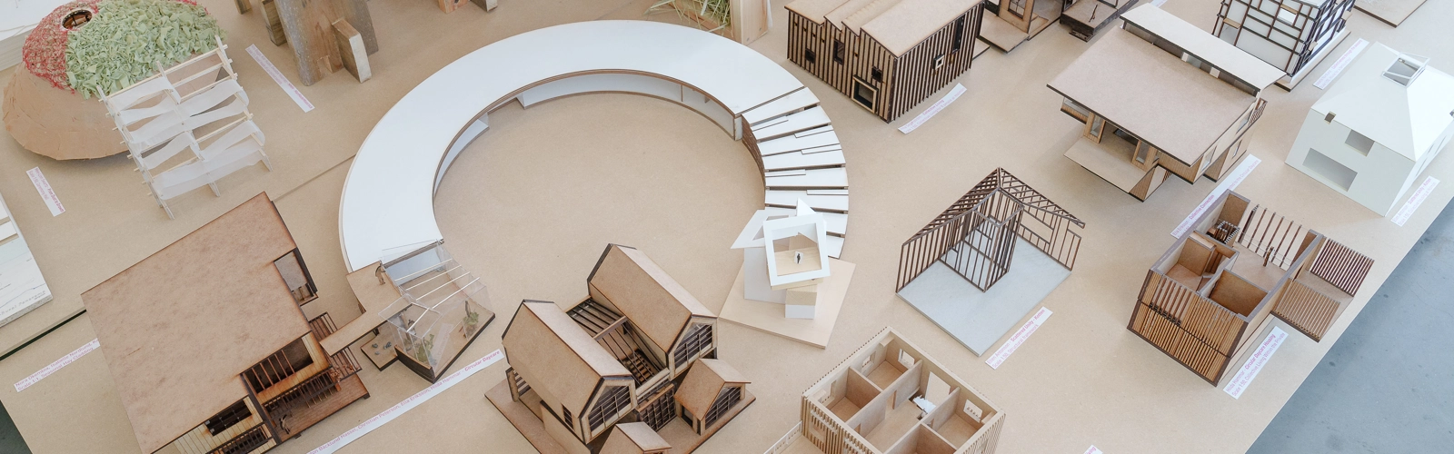 UMA 2023 Slututställning
I arkitekthögskolans slututställning visas alla studenters arbeten från det femåriga arkitektprogrammet, med särskilt fokus på avgångseleverna i årskurs fem. Vi önskar alla varmt välkomna att ta del av utställningen och se vad studenterna arbetar med.