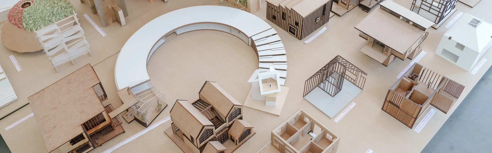 UMA 2023 Slututställning
I arkitekthögskolans slututställning visas alla studenters arbeten från det femåriga arkitektprogrammet, med särskilt fokus på avgångseleverna i årskurs fem. Vi önskar alla varmt välkomna att ta del av utställningen och se vad studenterna arbetar med.