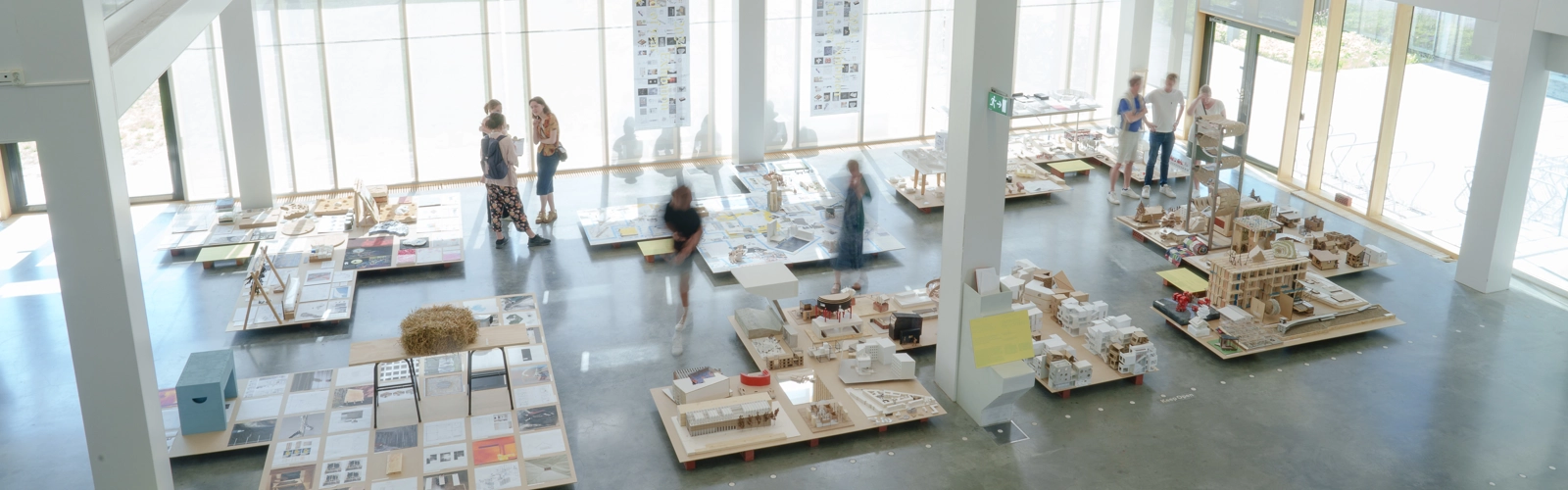 UMA 2023 Slututställning
I arkitekthögskolans slututställning visas alla studenters arbeten från det femåriga arkitektprogrammet, med särskilt fokus på avgångseleverna i årskurs fem. Vi önskar alla varmt välkomna att ta del av utställningen och se vad studenterna arbetar med.