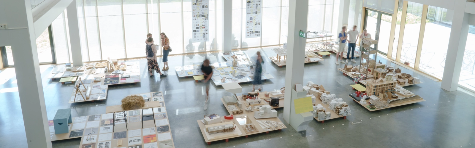 UMA 2023 Slututställning
I arkitekthögskolans slututställning visas alla studenters arbeten från det femåriga arkitektprogrammet, med särskilt fokus på avgångseleverna i årskurs fem. Vi önskar alla varmt välkomna att ta del av utställningen och se vad studenterna arbetar med.