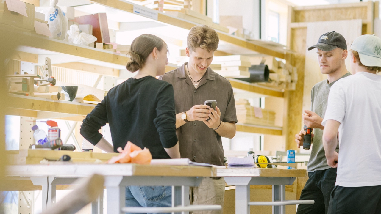 Umeå Universitet. Arkitekthögskolan. Studenter jobbar med sina projekt. 
