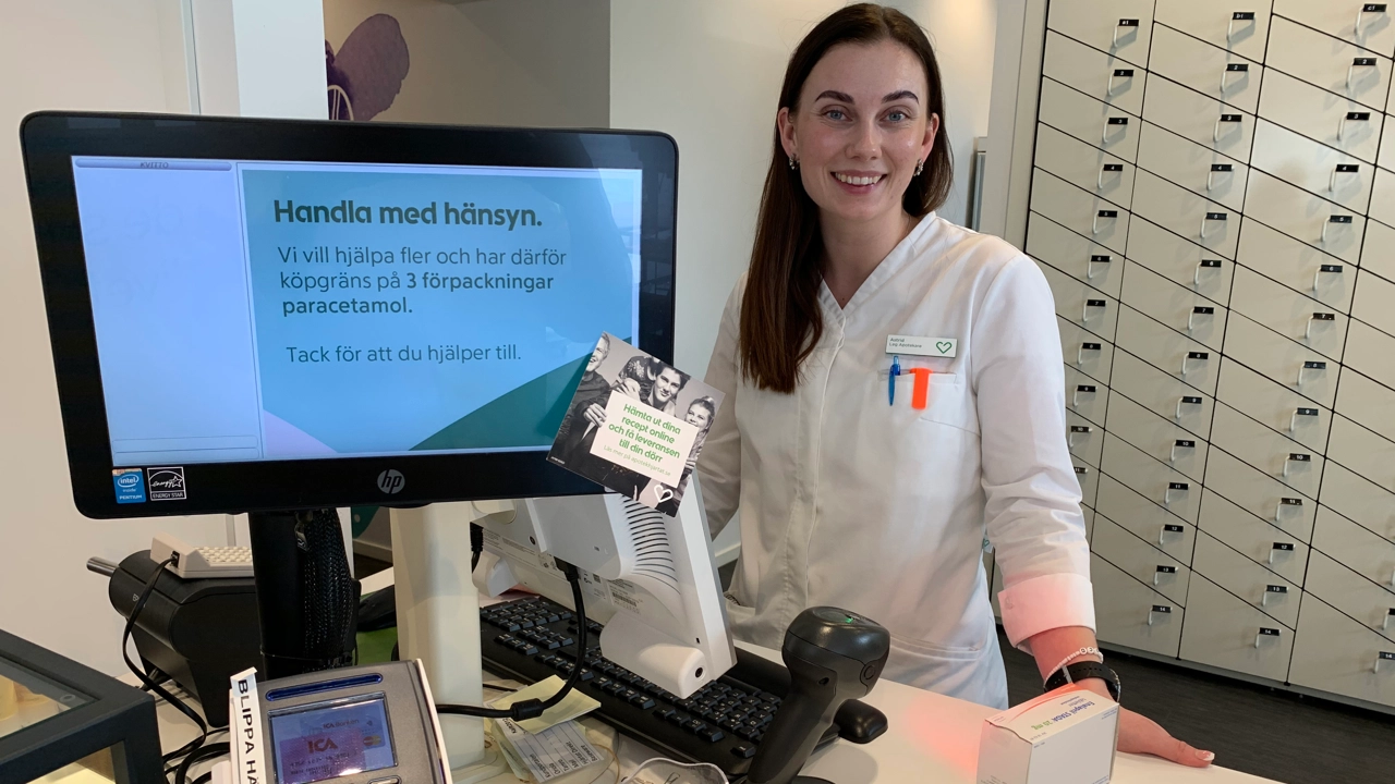 Bild på apotekaren Astrid Elander vid disken på ett apotek