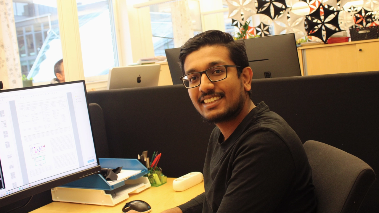 En bild av Aswin Gopakumar vid hans skrivbord i IceLab