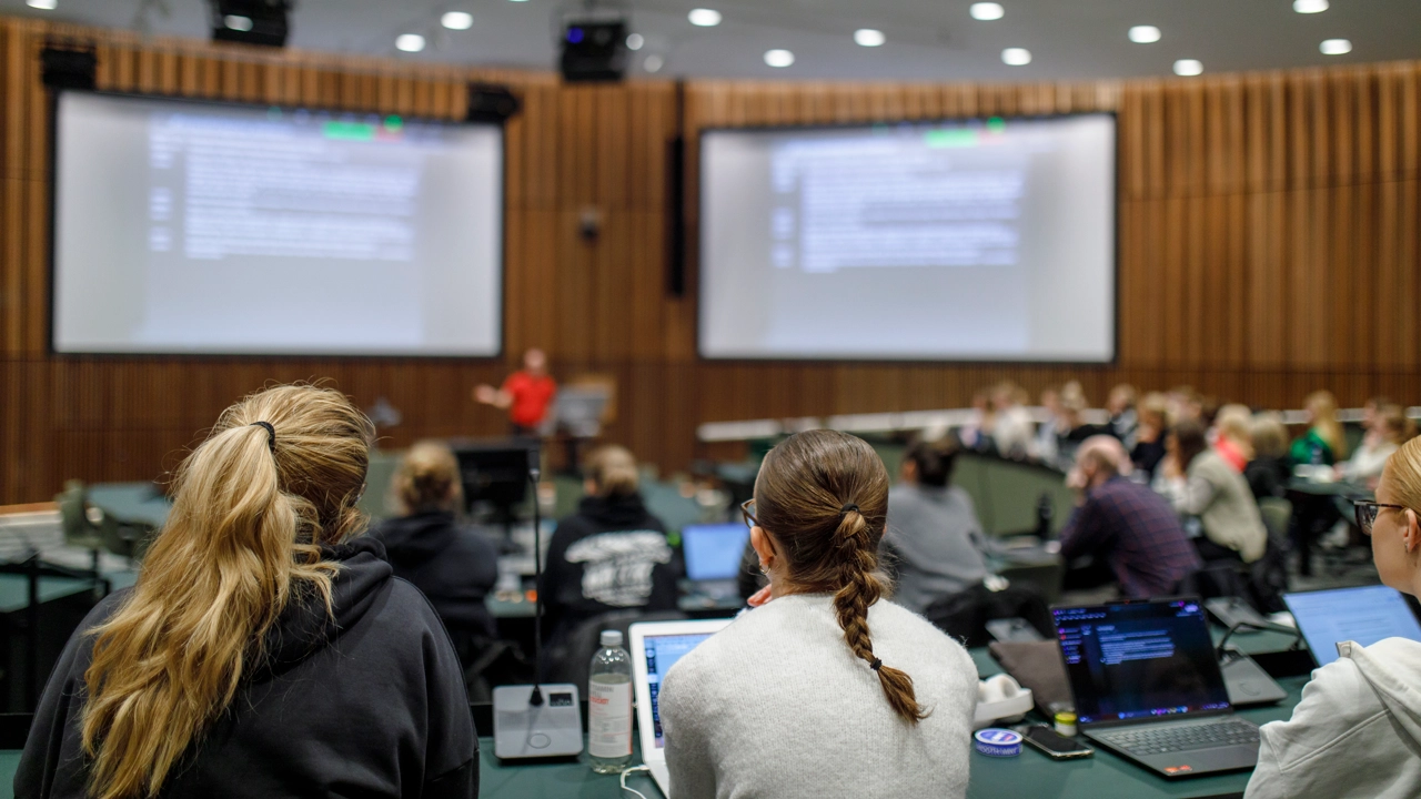 Två kvinnor fokuserar koncentrerat på en föreläsning i en av Campus Umeås nyaste föreläsningssalar. 