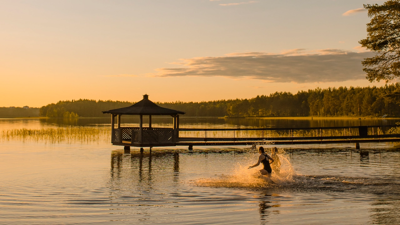 Två studenter badar vid Kärleksviken i Nydalasjön