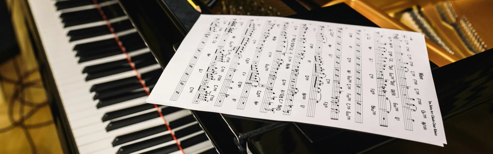 Ett notblad som ligger på ett piano.