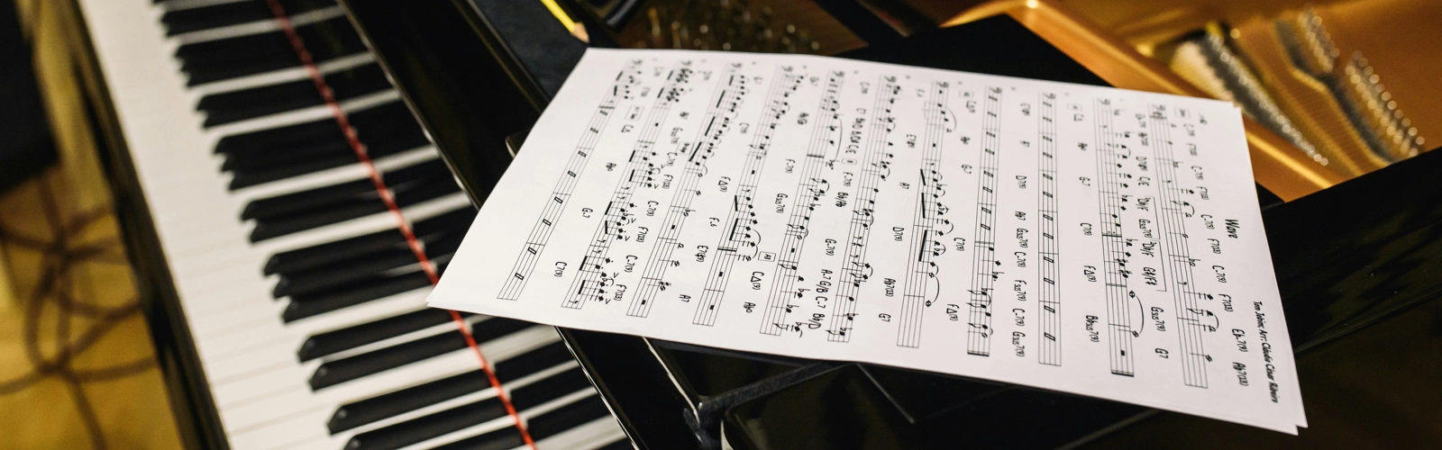 Ett notblad som ligger på ett piano.