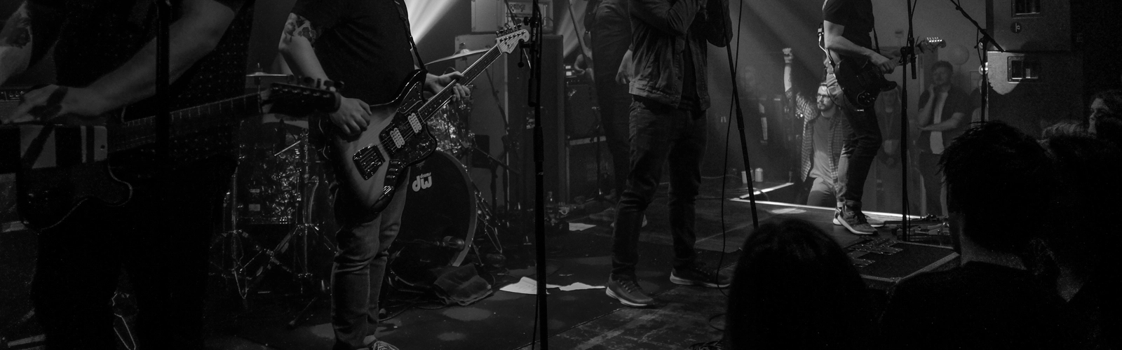 En grupp människor som står på toppen av en scen.