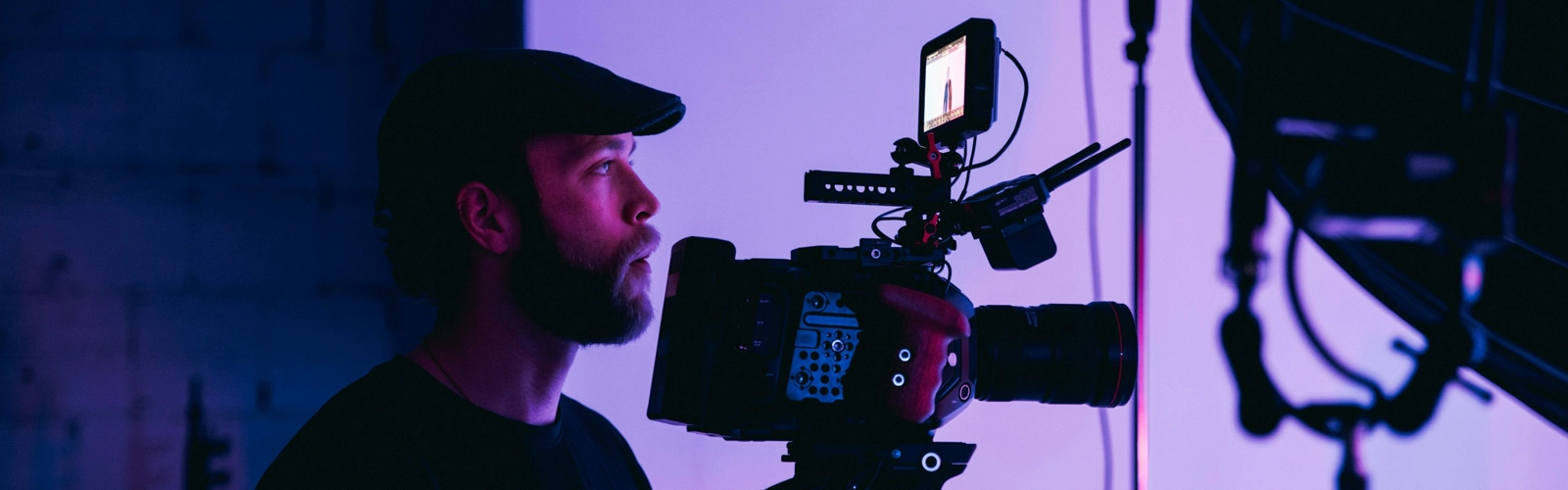 En man som står framför en kamera.