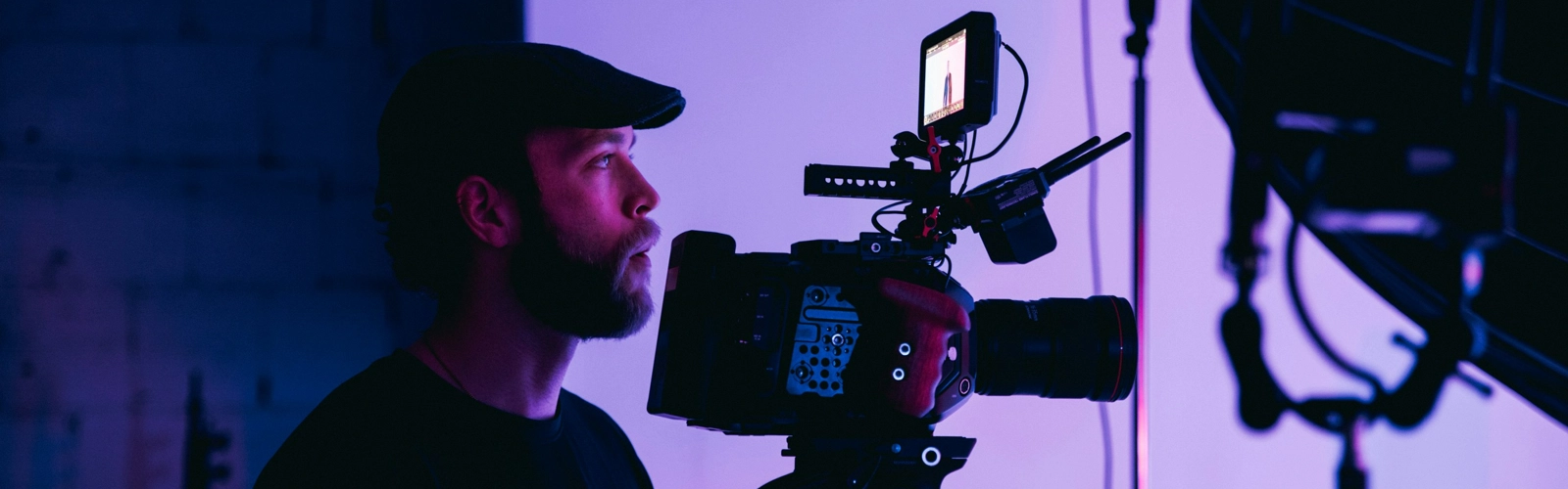 En man som står framför en kamera.