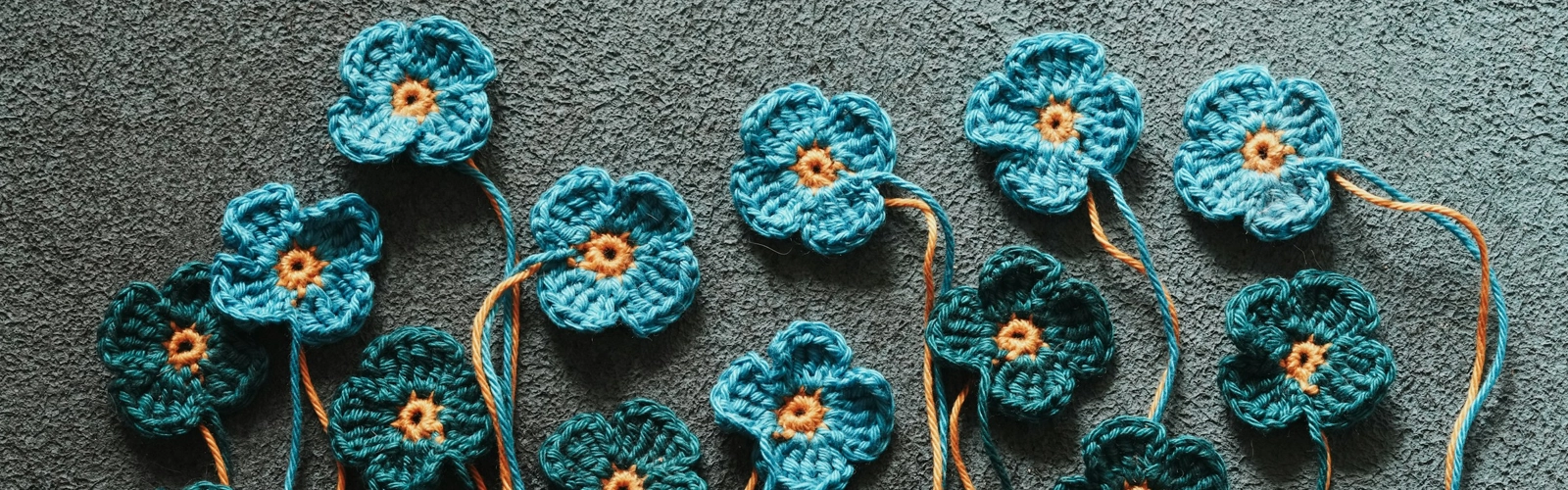 En grupp virkade blommor.