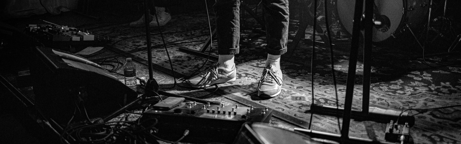 En person står framför en mikrofon.