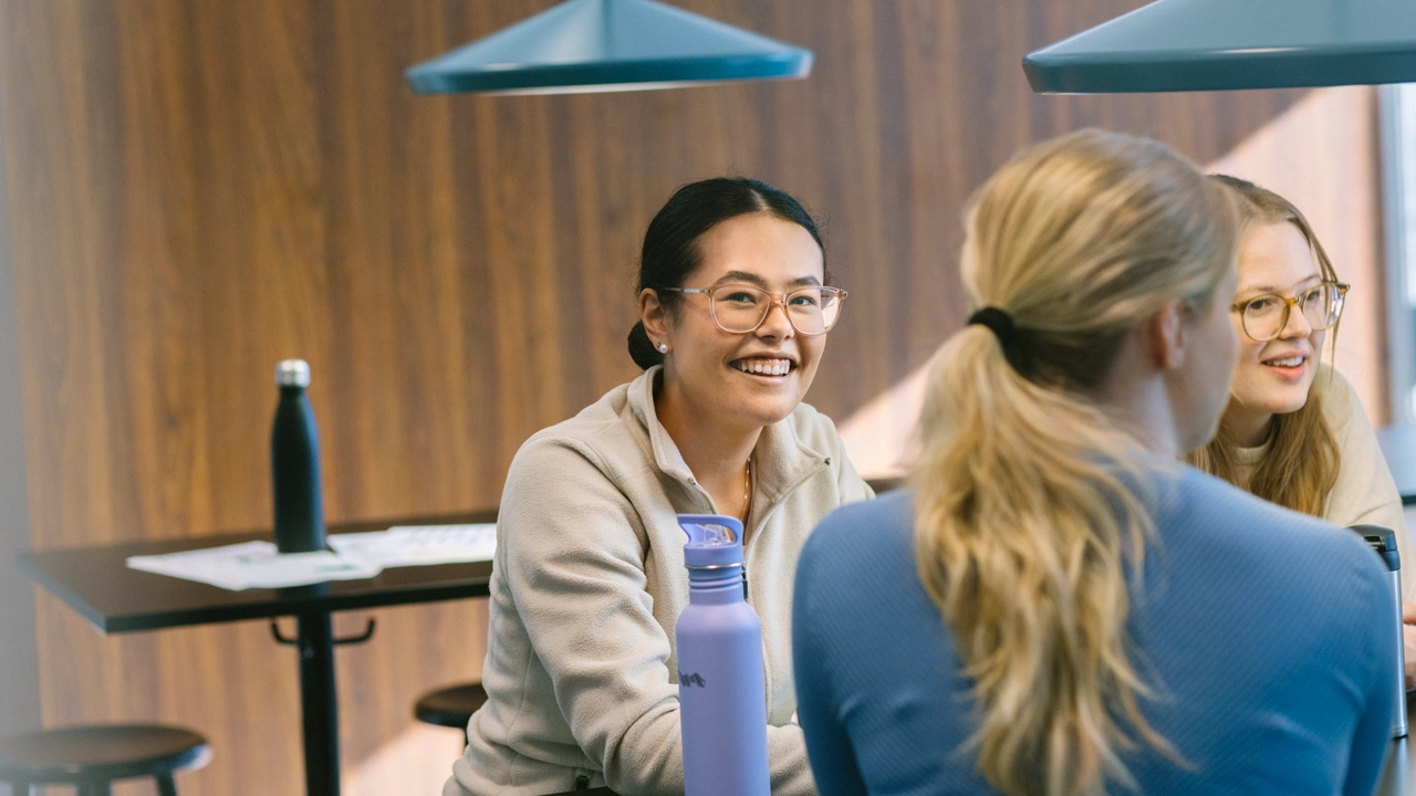 Tre studenter pluggar i Biologihuset.