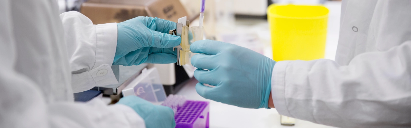 Bild på arbete i labb