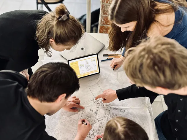 Studenter skissar i grupp