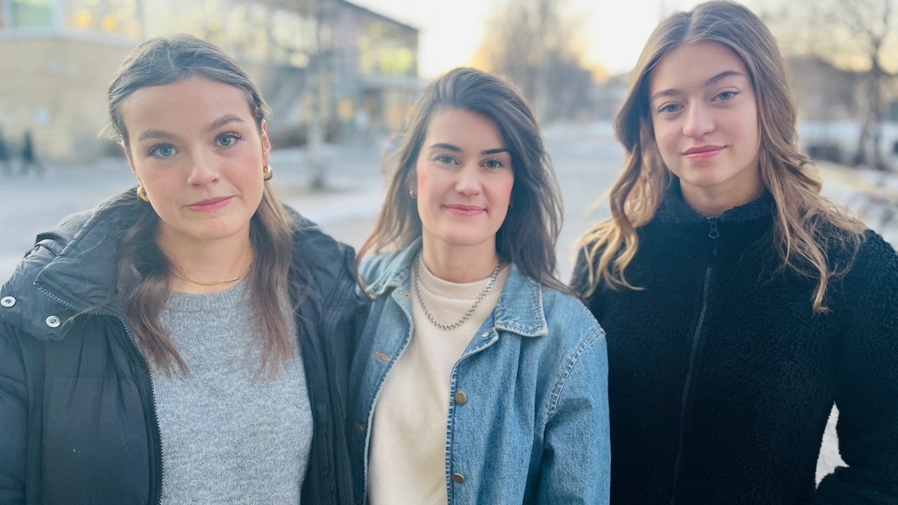 Bild på Oliviah Lundberg, Eira Bergström von Euler och Elsa Nydén, Universumhuset i bakgrunden