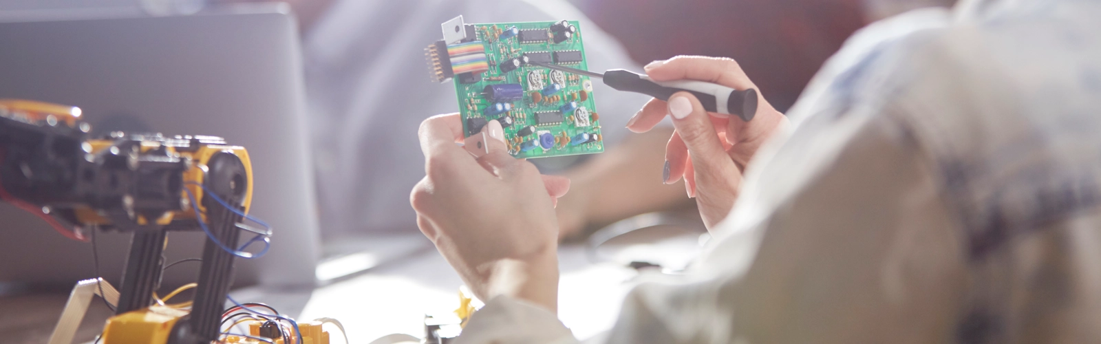 Kvinnlig ingenjör monterar kretskort