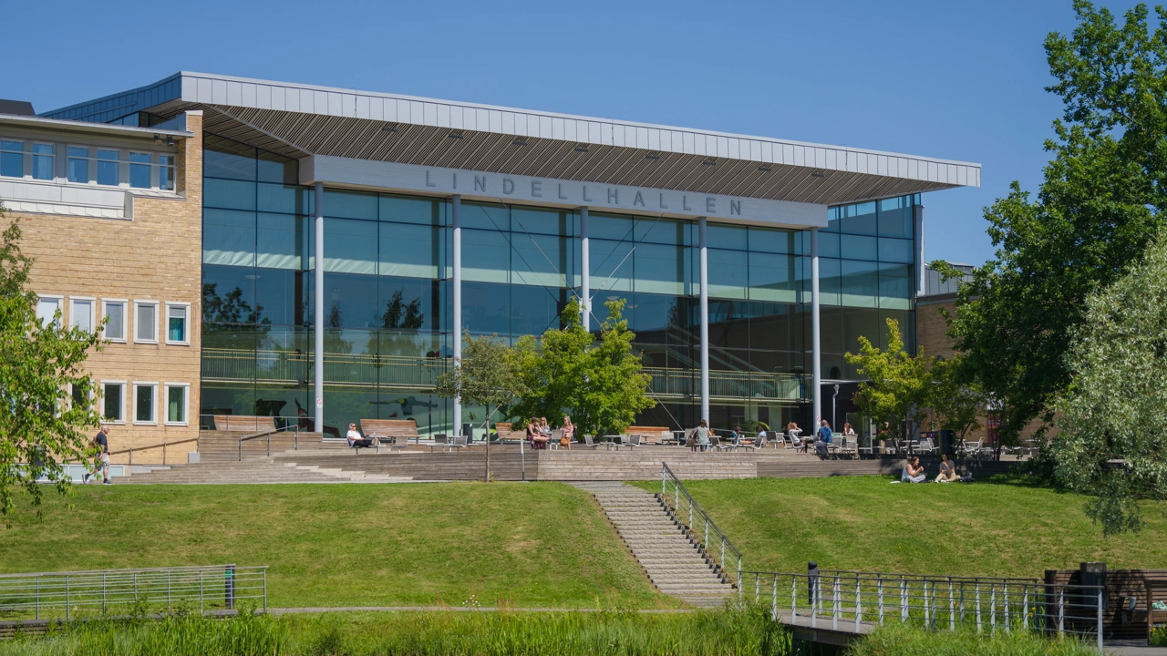 Lindellhallen exteriört en vacker höstdag.