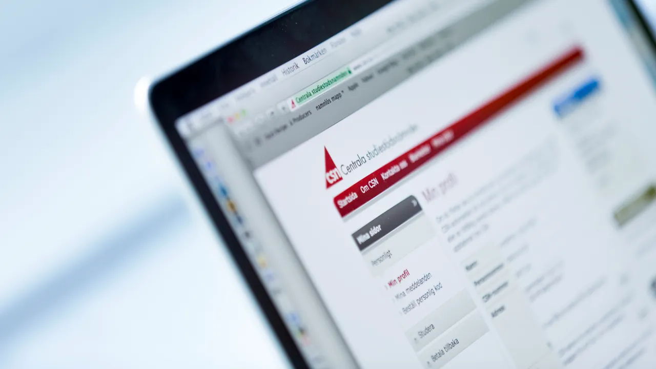 Närbild på en dator med CS's hemsida framme