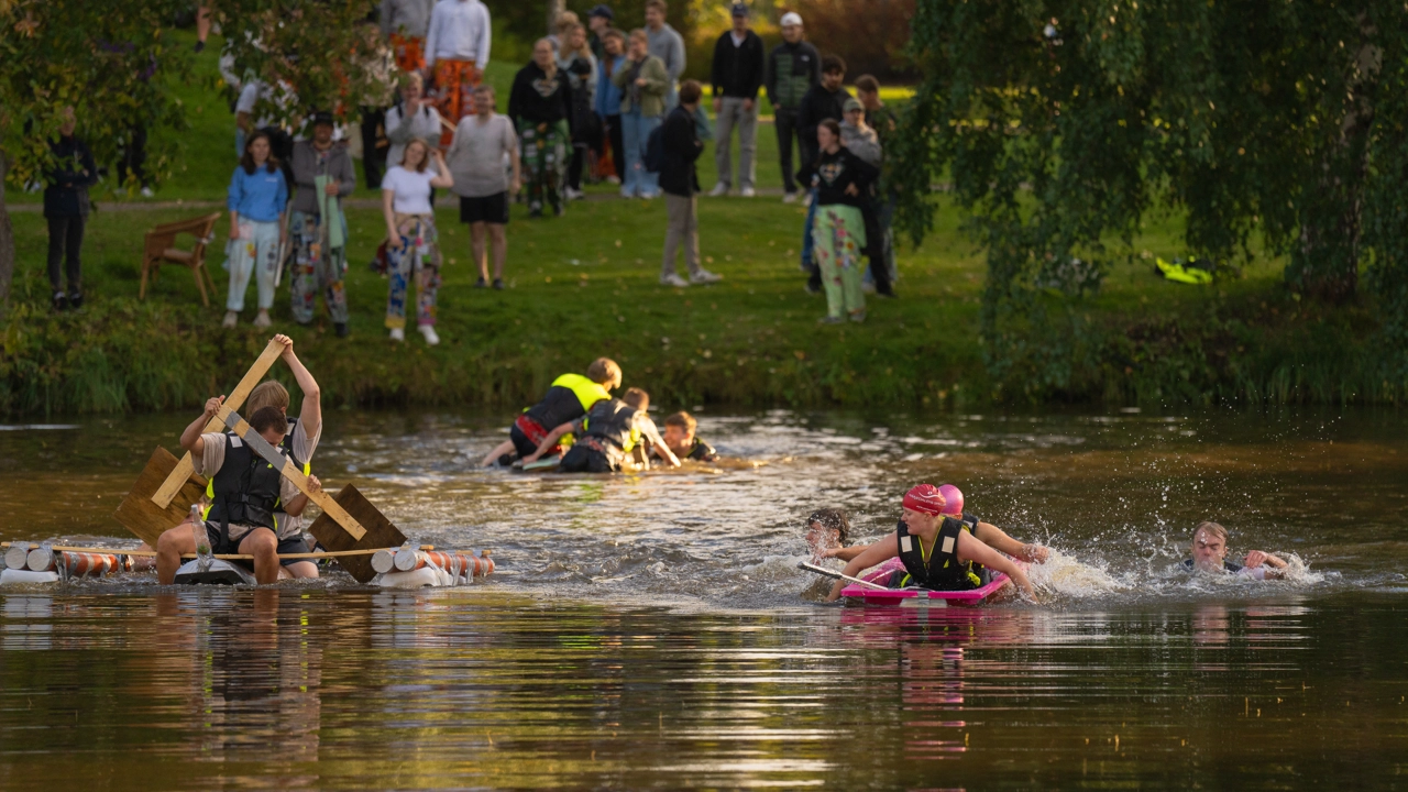 Varje år genomförs Dammplasket då studenter hittar på utmaningar i och runt Campusdammen.