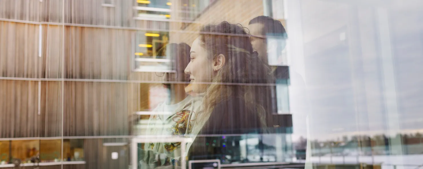 Collagebild på två personer med en byggnad i bakgrunden