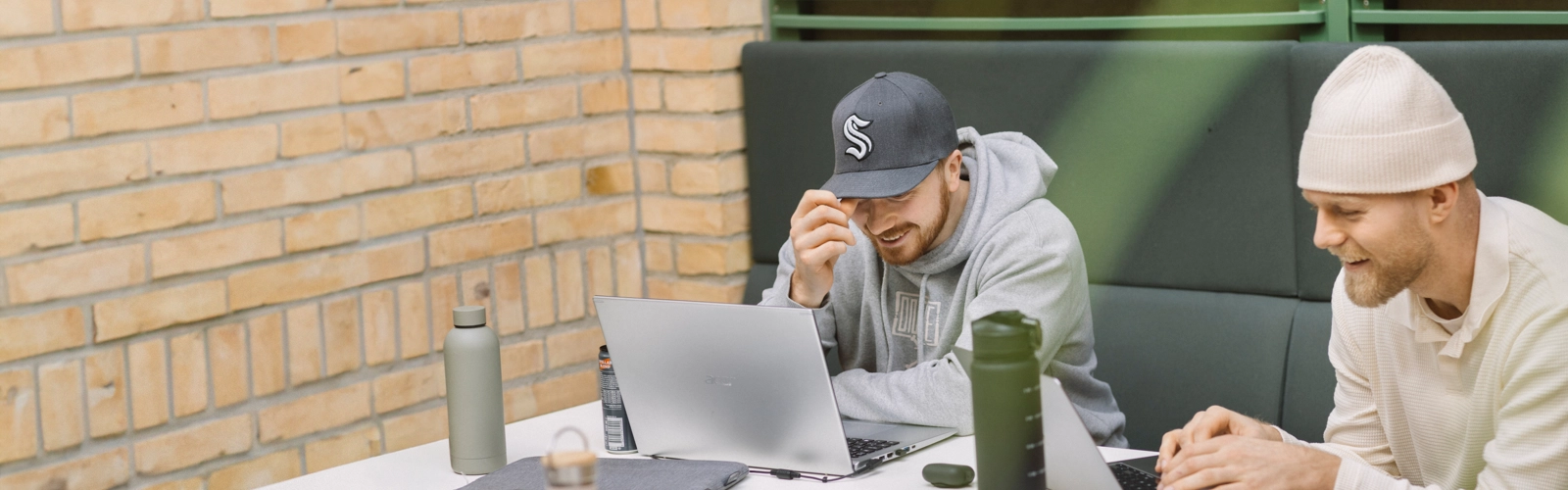 Umeå Universitet, Beteendevetarhuset.  Studenter pluggar och äter lunch.