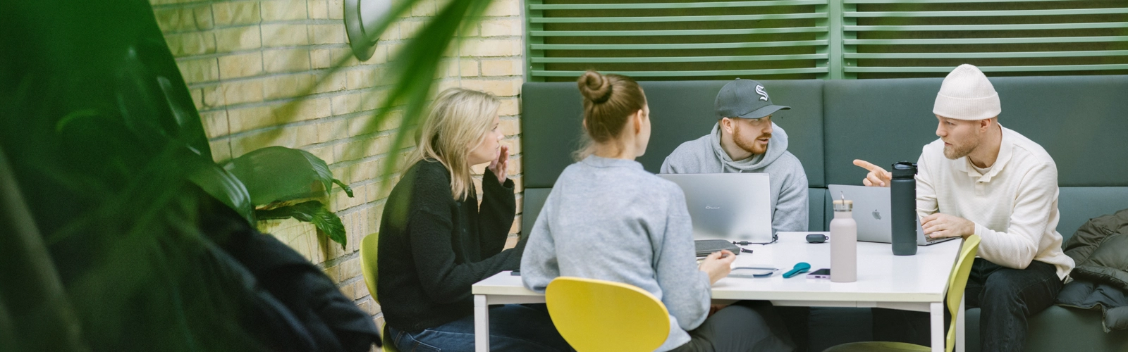Umeå Universitet, Beteendevetarhuset.  Studenter pluggar och äter lunch.