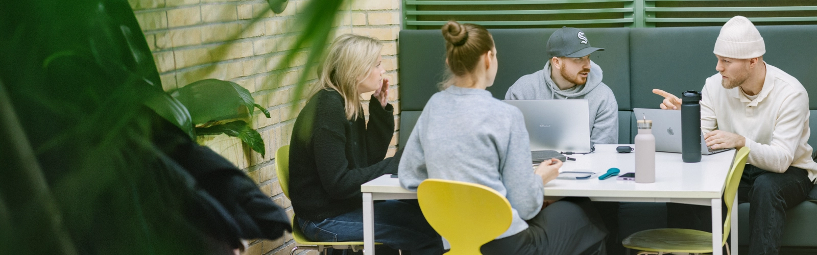 Umeå Universitet, Beteendevetarhuset.  Studenter pluggar och äter lunch.