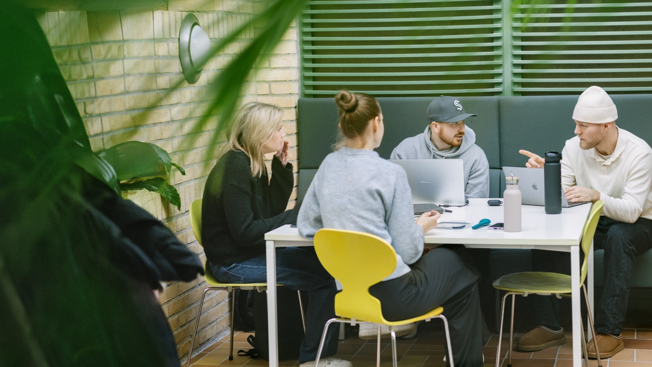 Umeå Universitet, Beteendevetarhuset.  Studenter pluggar och äter lunch.
