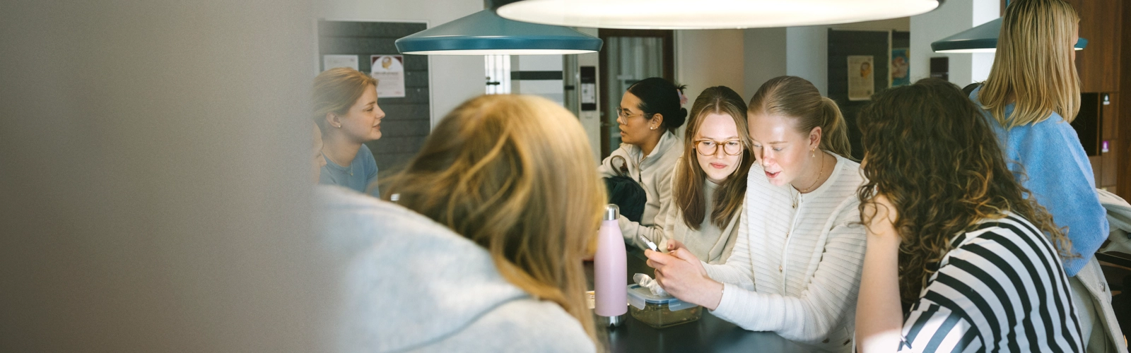 Umeå Universitet, Beteendevetarhuset.  Studenter pluggar och äter lunch.