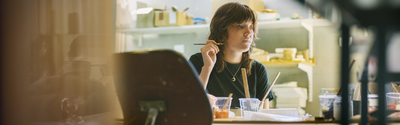 Umeå Universitet, Konsthögskolan. Studenter jobbar med sina projekt i en av verkstäderna.